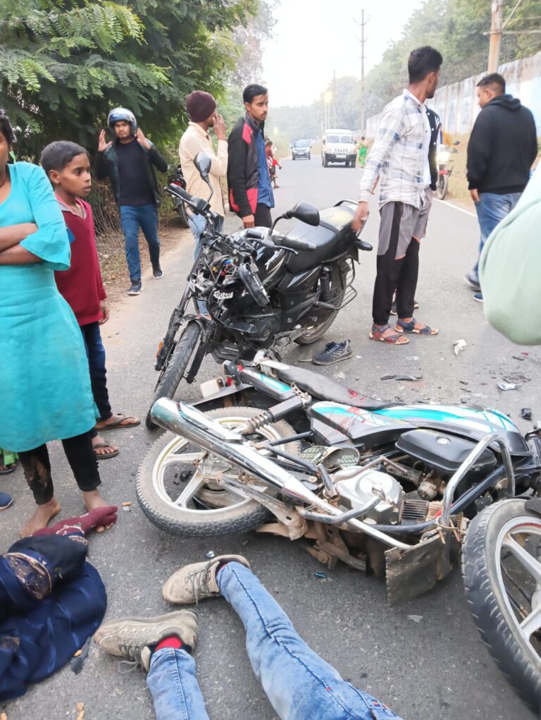 दो बाइक की आपस मे भिड़ंत दो गम्भीर एक का इलाज जारी दो रेफर।