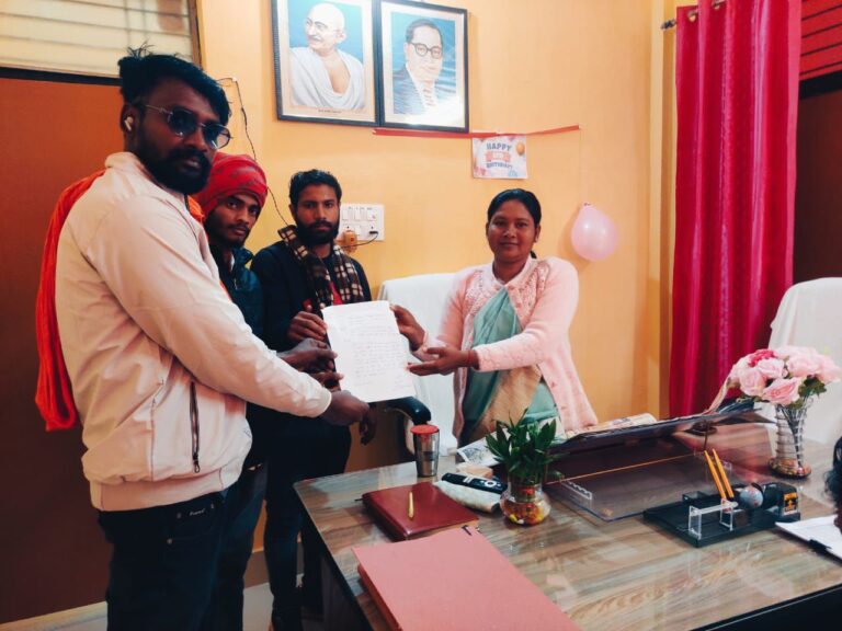 सफाईकर्मचारियो को ठंड के कपड़े व समस्त नगर के चिन्हित स्थानों पर नियमित अलाव की व्यवस्था को लेकर सौंपा ज्ञापन।