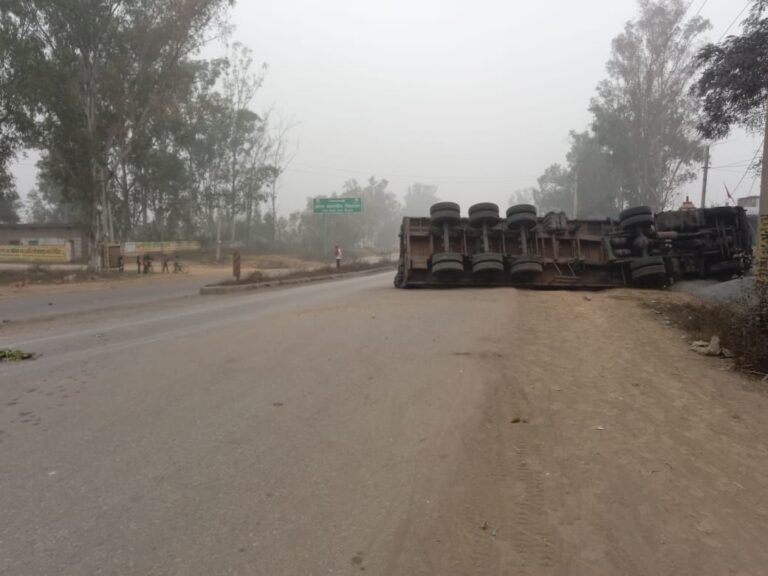 चोपन थाना क्षेत्र के गुरमुरा चौराहे पर अनियंत्रित होकर एक लोड ट्रेलर पलट गई, बड़ा हादसा टल गया।