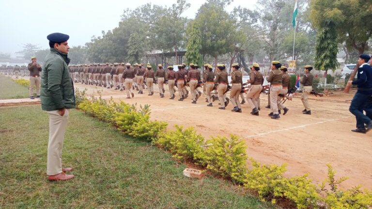 पुलिस अधीक्षक द्वारा ली गई परेड की सलामी, तत्पश्चात किया निरीक्षण।