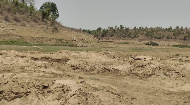 खनन माफियाओं ने अब बरन नदी को बनाया ठिकाना दर्जनों ट्रैक्टर खनन में संलिप्त।