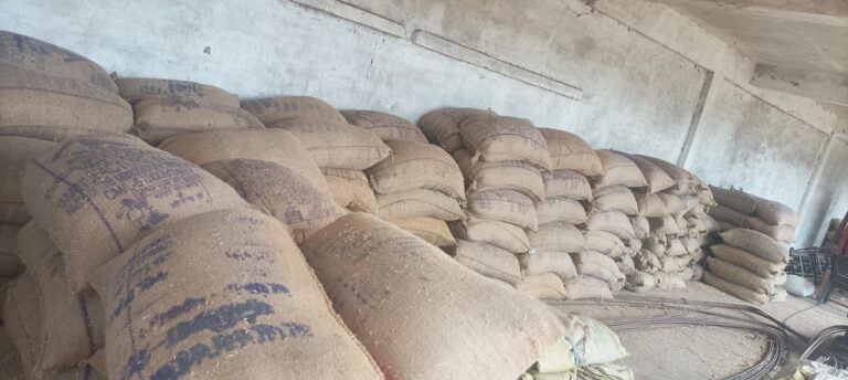 क्रय केंद्र पर धान खरीदी में देरी से अन्नदाता खफा।