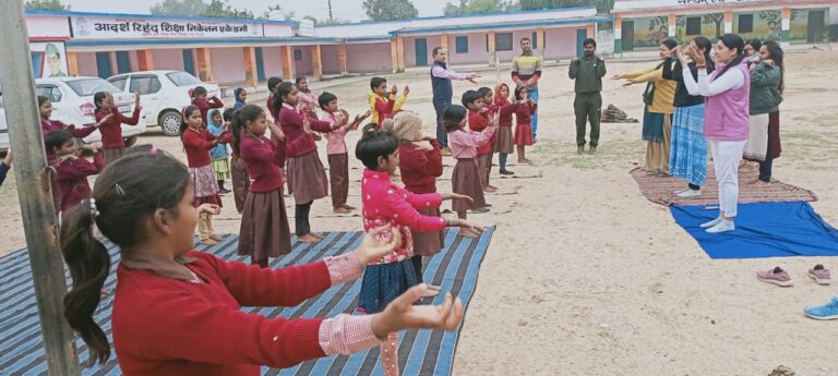 बच्चों को ताड आसन बज्र आसन भ्रामरी के साथ हेलमेट सड़क सुरक्षा का पढ़ाया पाठ।