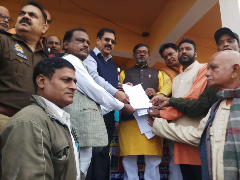 विंढमगंज रेल रोको आंदोलन जिला अध्यक्ष के आश्वासन के बाद हुआ समाप्त।