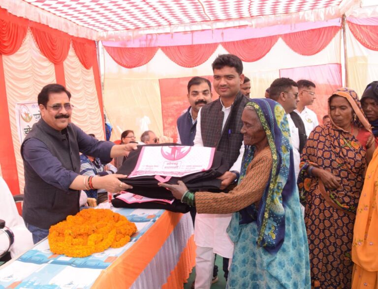 सेवा समर्पण समिति ने 160 जरूरतमंदों के बीच किया कंबल वितरण।