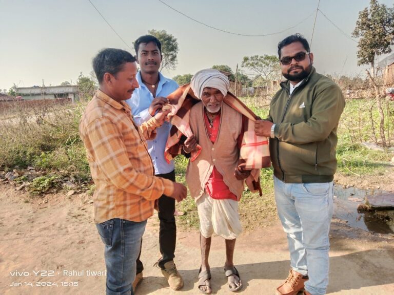 राहुल तिवारी ने जरूरत मंद ग्रामीणों में वितरित कीए तीन सौ कम्बल।