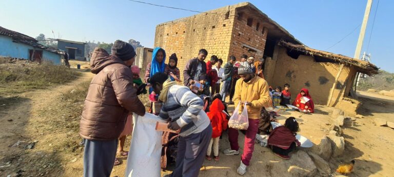 मकर संक्रांति पर लाइ, तिलवा के साथ अयोध्या धाम श्रीराम लला पूजीत अक्षत आमंत्रण पत्र पहुंचा मुसहर बस्ती।