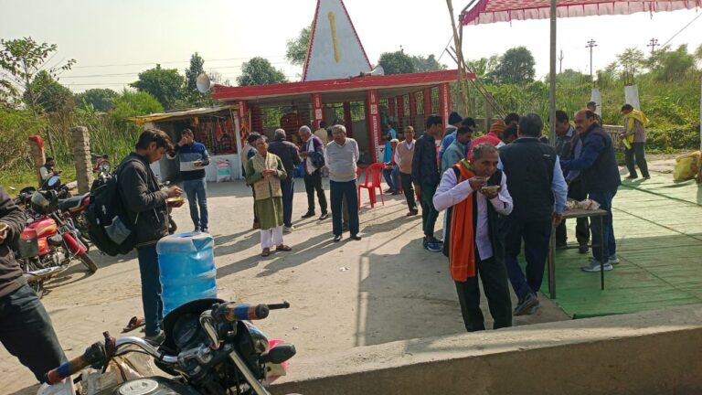 शहर के विभिन्न हिस्सों में खिचड़ी खिलाकर मनाया मकर संक्रांति पर्व।