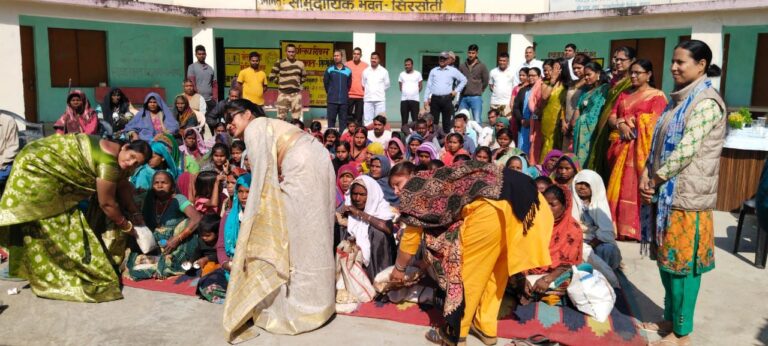 केंद्रीय औद्योगिक सुरक्षा बल इकाई आरएटीपीपी रिहन्द के संरक्षिका द्वारा ग्रामीण में वितरण किया गया अनाज।