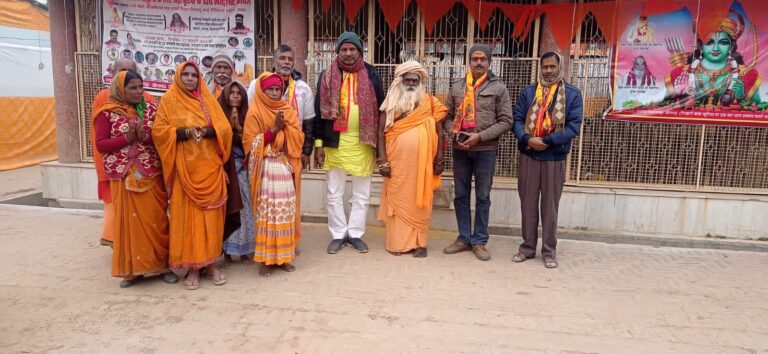 महंत कमलनयन दास जी महाराज ने जड़ी बूटियों से बनी हवन सामग्री से यज्ञ में दी आहुति।