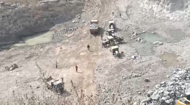 अवैध खनन पर अंकुश असफल, खनन धड़ल्ले से।
