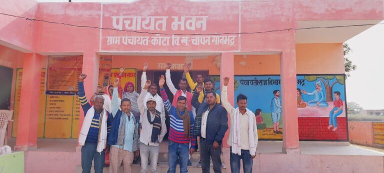 ग्रामपंचायत सदस्यों ने सचिव को हटाने के लिए किया प्रदर्शन, बताया ठेकेदार लेता है सचिव के नाम कमीशन ।