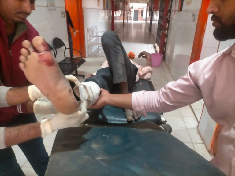 दो बाइको में आपसी टक्कर, 3 युवक घायल