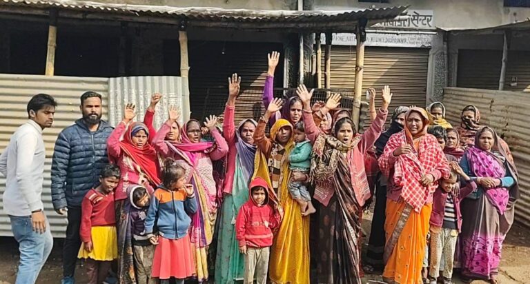 देशी शराब की दुकान के विरोध में महिलाओं का हंगामा।