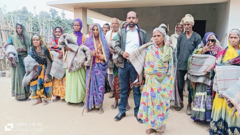 लेखपाल ने जरूरतमंद ग्रामीणों को तीन गाँवो में वितरित किए सैकड़ों कम्बल।