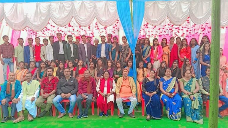 आदर्श रिहंद शिक्षा निकेतन में बारहवीं के बच्चों की बिदाई समारोह में छलके आंसू।