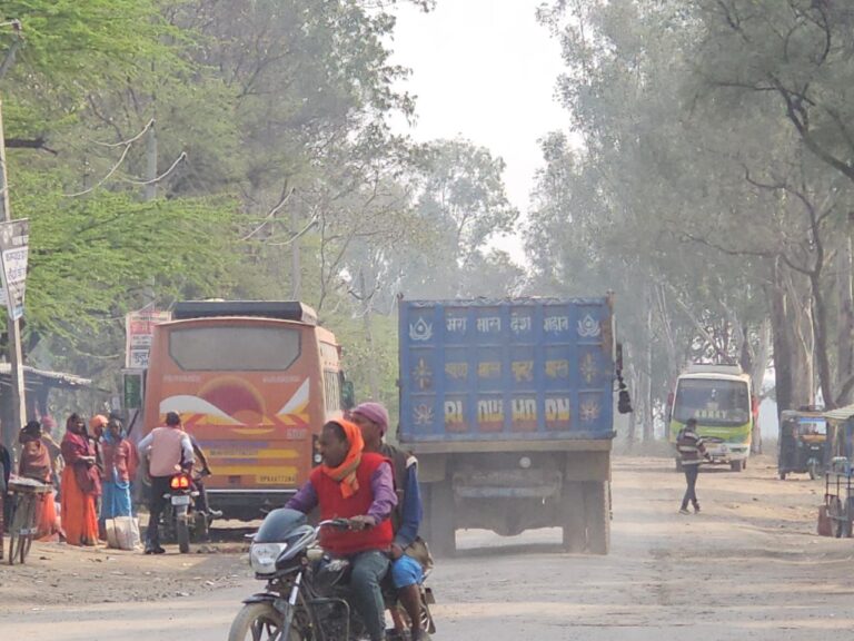 अवैध व ओवरलोड टिपरों के परिवहन पर कोई लगाम नही।