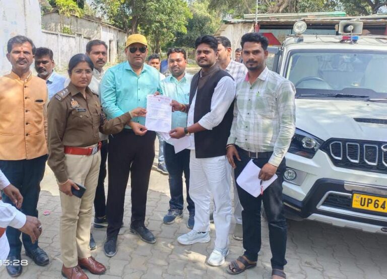 हैवी वाहनों का रूट निश्चित होने को लेकर सभासदों ने एसडीएम व सीओ को सौंपा ज्ञापन।