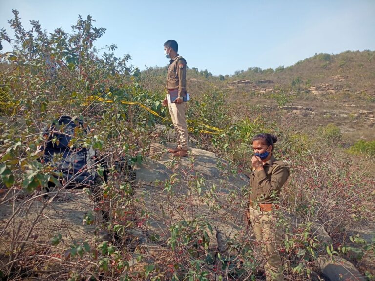 शक्तिनगर अशोका मार्केट के पीछे खड़िया पहाड़ी के ऊपर मिला अज्ञात का मानव कंकाल।