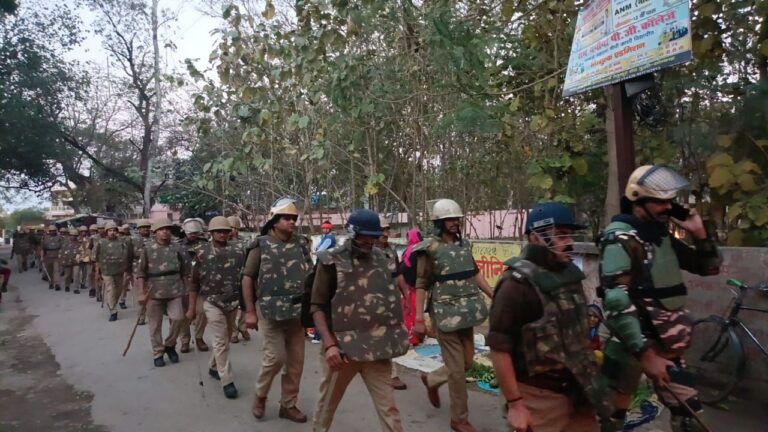 दुद्धी में त्यौहारों एंव चुनाव के दृष्टिगत पुलिस ने किया फ्लैग मार्च।