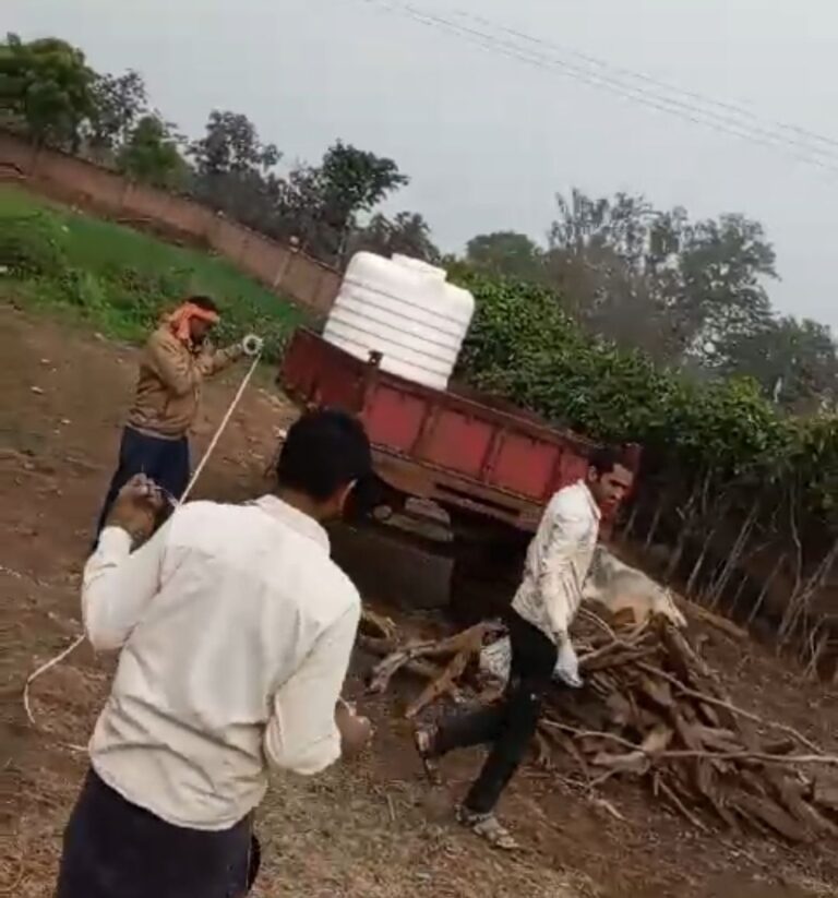 ताला बंद घर में घुसकर जमीन नापी करके मनबढ़ों ने दी धमकी, पीड़ित ने दी तहरीर।