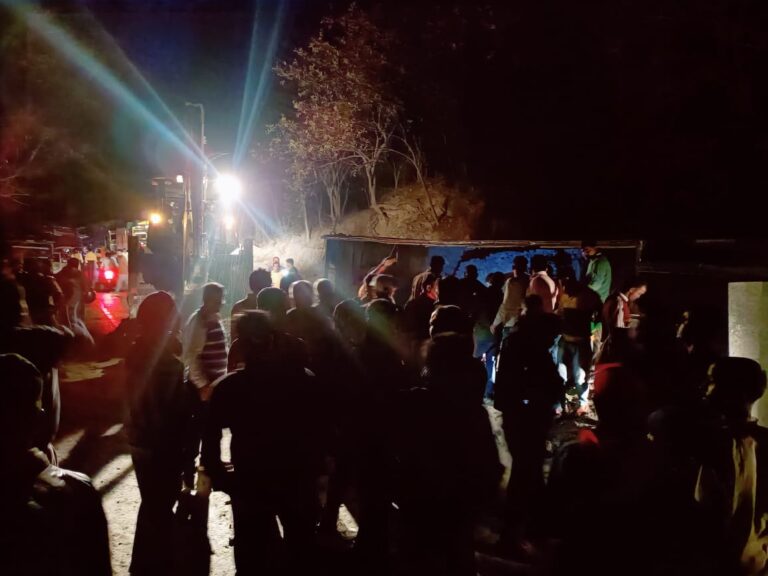 Sonabhadra news:सड़क हादसा ऑल्टो कार पलटने से एक ही परिवार के चार लोगो की दबने से मौत