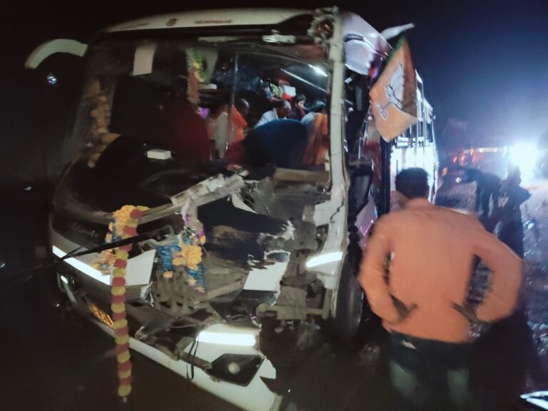 Accident:सोनभद्र से  अयोध्या जा रही टूरिस्ट बस और ट्रक की आमने-सामने भिड़ंत, एक की मौत; दर्जनों लोग घायल