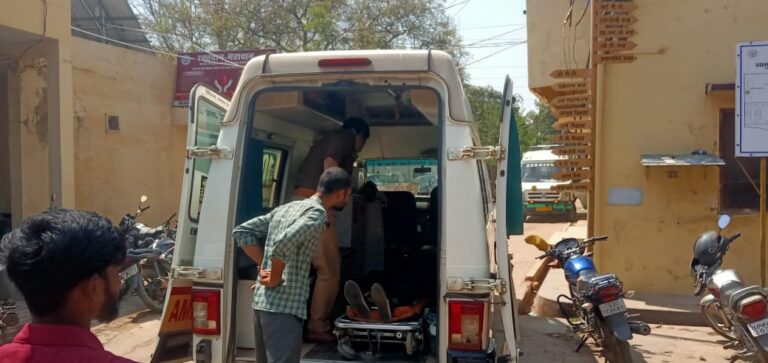 Duddhi:बाइक और मैजिक में टक्कर,बाइक चालक की हालत गंभीर
