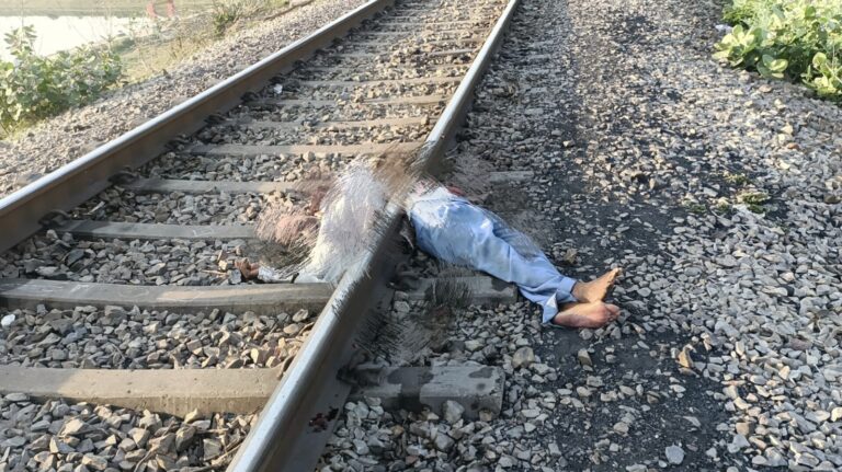 Sonbhadra crime:रेलवे ट्रैक पर क्षत विक्षत अवस्था में अधेड़ का शव