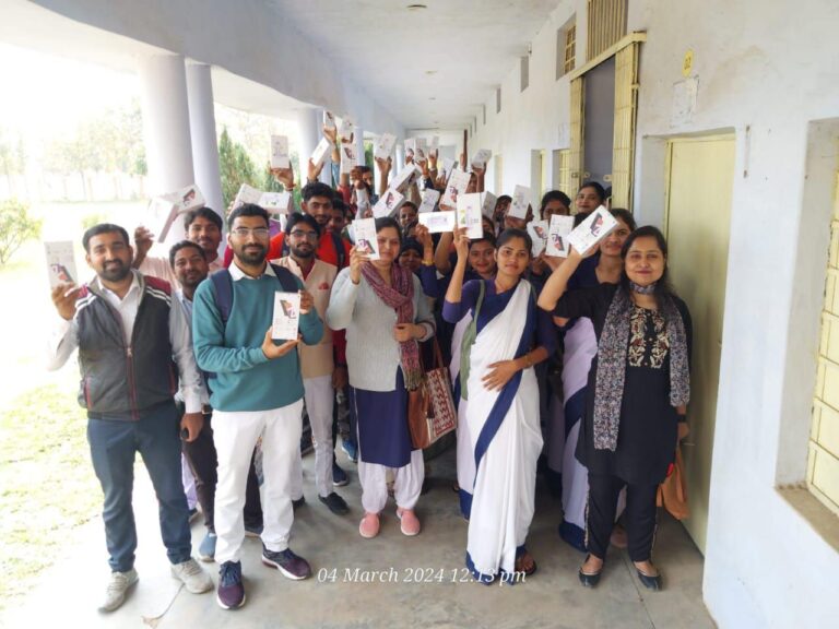 स्मार्ट फोन मिलने से छात्रों में खुशी तो दूसरी तरफ स्मार्टफोन ना मिलने वाले छात्रों ने प्राचार्य को सौंपा ज्ञापन।