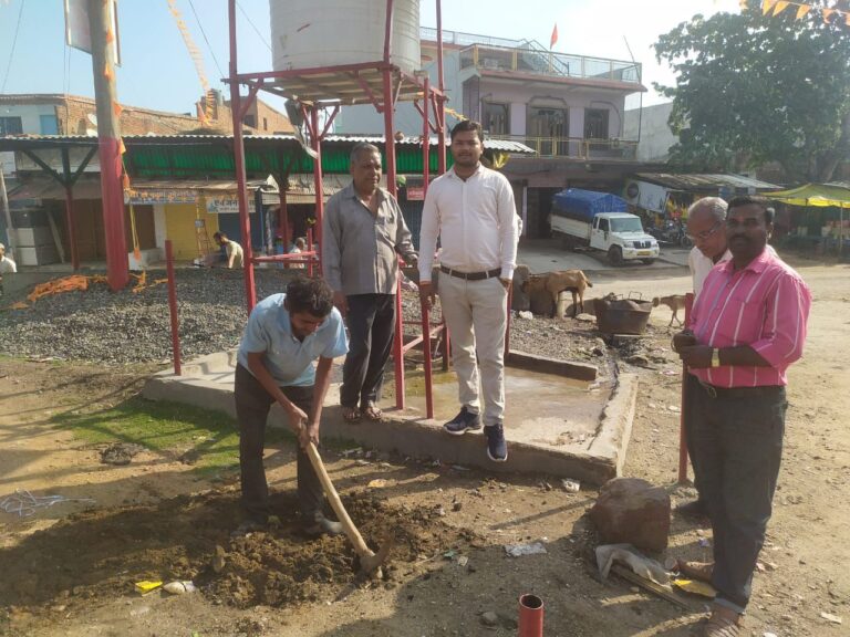 श्रीराम चौक पर हाईमास्क लाईट लगाने का कार्य प्रारंभ।