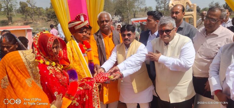 मंत्रोचारन के साथ बारह वर बधू ने अग्नि के लिए फेरे, सात जन्मों तक साथ निभाने की खाई कसम।