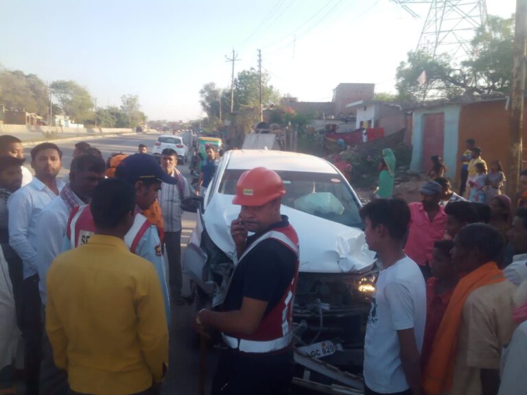 अनियंत्रित क्षतिग्रस्त इनोवा कार ने बाजार में मचाया कोहराम,बाल बाल बचे लोग।