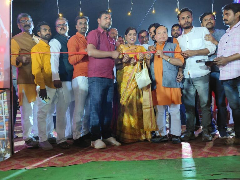 मिशन कंपाउंड में जेएमडी व्यापार मेला, मीना बाजार प्रदर्शनी का ब्लॉक प्रमुख व चेयरमैन ने फीता काटकर किया उद्घाटन।