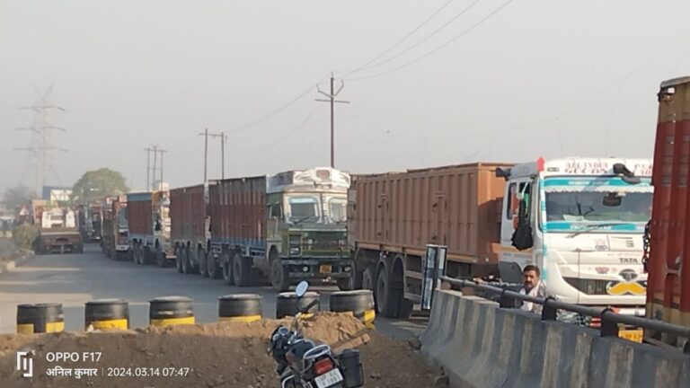 डाला : हाइवे डायवर्जन में लगा 12 घंटो से जाम, जनमानस पानी और भूख से परेशान।