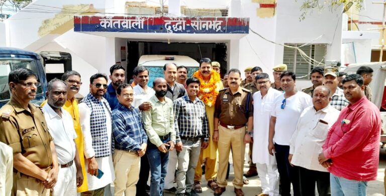 थानाध्यक्ष दुद्धी के स्थानांतरण पर विदाई दी गई।