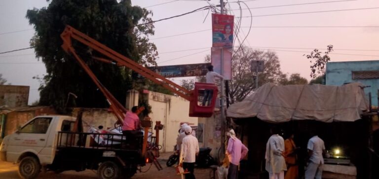 चुनाव आचार संहिता लगते ही विभिन्न राजनीतिक पार्टियों के उतरे बैनर, होर्डिंग, पोस्टर।