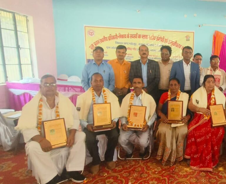 यूपी प्रा०शि०संघ ने सेवानिवृत्त शिक्षको को स्मृति चिन्ह देकर उनके भविष्य की नई पारी के लिए दिया बधाई व शुभकामनाएं।