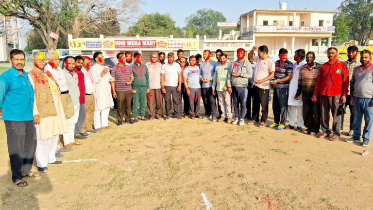 संघ शाखा स्थल पर होली फाग गीत “पनियाँ भई लाले लाल ” गीत के बीच उड़े रंग गुलाल।