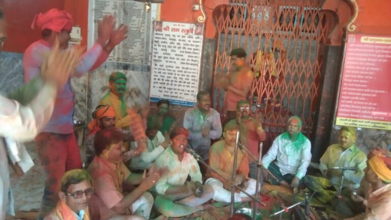 दुद्धी – फाग लोकगीतों के बीच श्री संकटमोचन मन्दिर पर खूब उड़े रंग गुलाल।