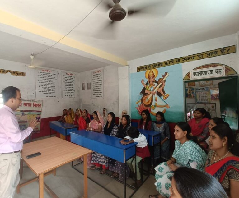 लोक सभा चुनाव में मतदान हेतु मतदाताओं को दिलाई शपथ।