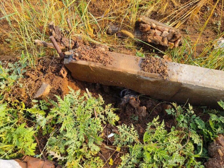 आँधी पानी से दर्जनों पोल जमीनदोज सैकड़ों गाँवो की बिजली आपूर्ति बंद।