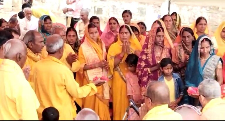 सागोबांध पांगन नदी तट शिवमन्दिर पर गायत्री परिवारजनों द्वारा भूमि पूजन व बाजार में 24 कुण्डीय यज्ञ के लिए किया जनजागरण।