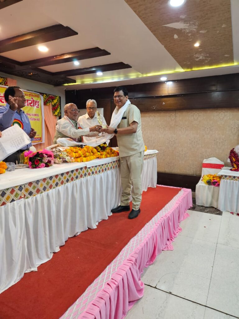 Sonbhadra news:प्रसिद्ध होम्योपैथिक चिकित्सक चन्द्र भूषण देव पाण्डेय हुए सम्मानित