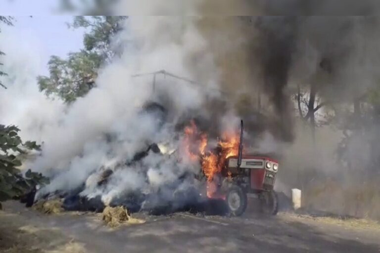 Sonbhadra news:शार्ट सर्किट से गेहूं लदा ट्रैक्टर ट्राली में लगी आग, चालक झुलसा