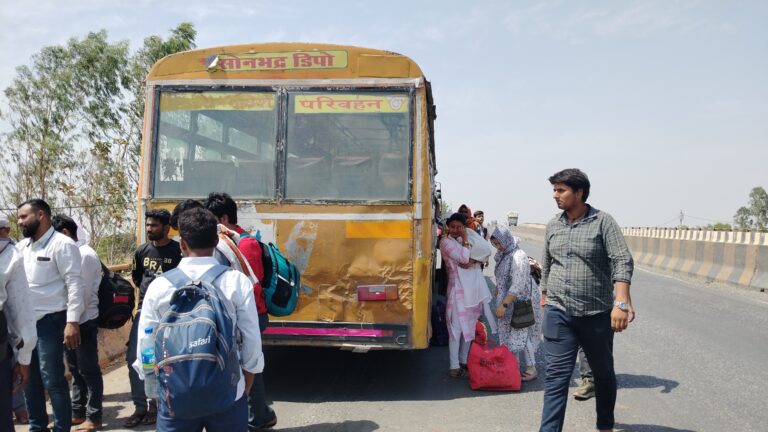 Sonbhadra news:हिंदुआरी ओवर ब्रिज पर खराब हुई रोडवेज बस,भीषण गर्मी से परेशान यात्रियों ने किया हंगामा