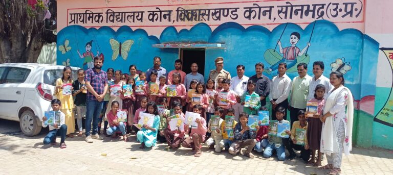 खण्ड शिक्षा अधिकारी और थाना प्रभारी कोन ने नवीन सत्र 2024-25 की पाठ्य पुस्तकों का किया वितरण।