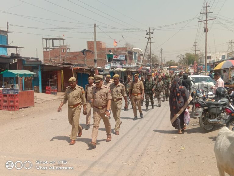 लोकसभा चुनाव को लेकर गाँवों में पुलिस और इंडियन रिजर्व बटालियन ने किया पैदल मार्च ।