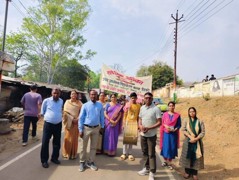 पिपरी के छात्र व छात्राओं के द्वारा निकाली गई मतदाता जागरूकता रैली।