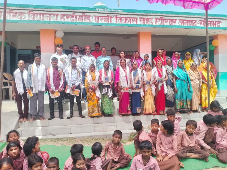 प्रवेशोत्सव के दौरान विद्यालय प्रबंध समिति के सदस्यों और&nbsp; बच्चो को किया गया सम्मानित।